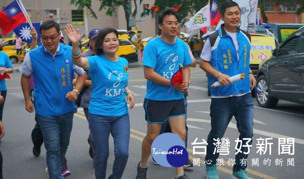 國民黨雲林縣長參選人張麗善以行動支持「愛台不斷電、青年護台灣」路跑活動,率黨籍參選人及同志「團結向前跑」。(記者陳昭宗拍攝)