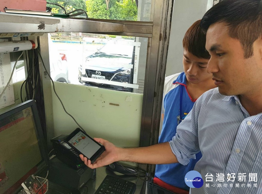 台灣中油今(31)日宣布,自6月1日(週五)起,全台灣600餘座中油自營加油站同步開辦NFC行動支付服務,消費者前往加油,付款時可使用Apple Pay、Samsung Pay、Google Pay等行動支付服務,但手機在加油站仍禁止撥打與接聽。(圖/台灣中油)