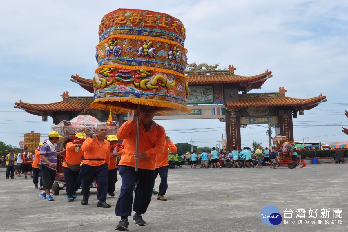 神轎入廟參拜涼傘前導。