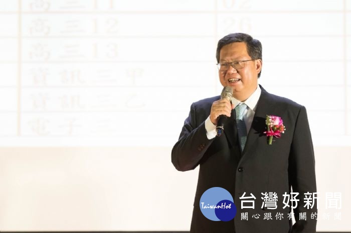 鄭市長表示,人生的劇本要自己創造,並祝福所有畢業生畢業快樂。