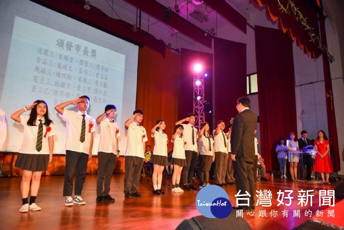鄭市長表示,畢業代表更大夢想的開始,也代表遠大的前程讓大家去追尋與冒險。