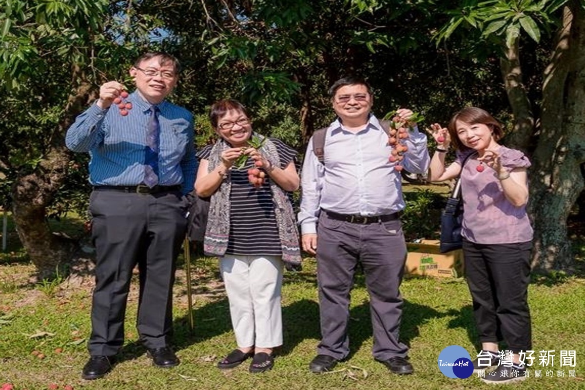菲律賓三一大學校長Dr. Wilfred Uy Tiu、副校長Dr. Gisela Luna及Mr. Howell Ho體驗採荔枝樂趣。