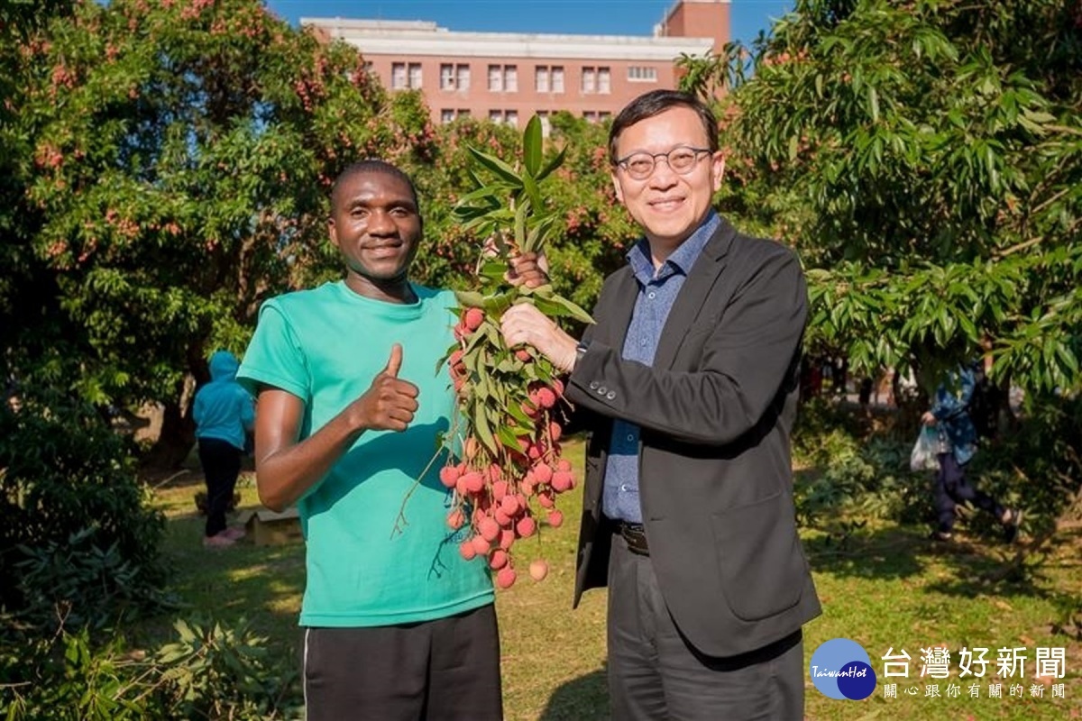 國際學生對荔枝口味稱讚不已。