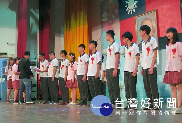 北港農工舉辦106學年度畢業典禮,祝福大家成長茁壯,讓青春在燦爛中飛揚,划起快樂的雙槳,迎接希望。(記者陳昭宗拍攝)