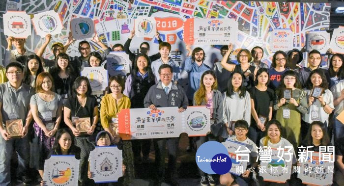 鄭市長表示,讓市民朋友透過插畫明信片介紹桃園,讓更多人認識桃園,非常有趣又深具意義。