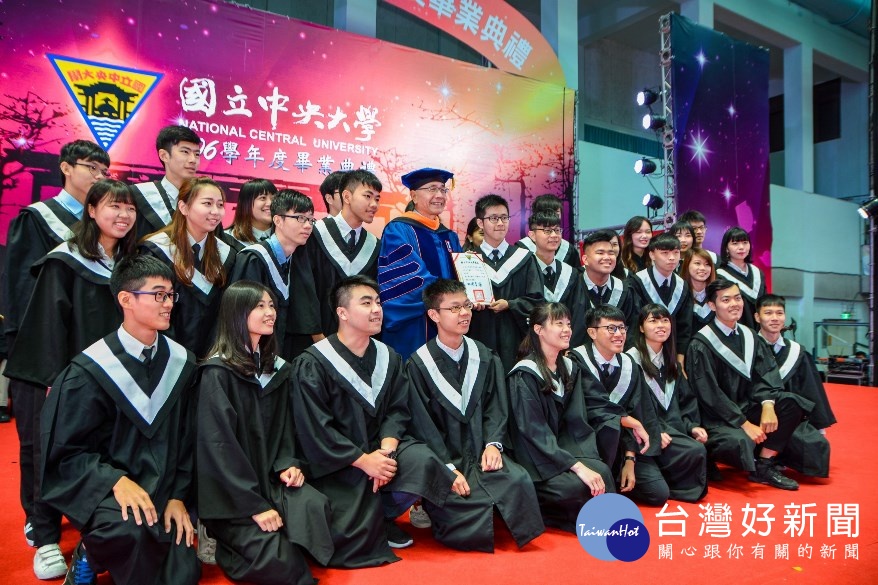 中央大學畢業典禮,表揚服務學習金質獎畢業生,其中電機系牛冠越同學(受獎者)以735個小時拔得頭籌,代表受獎。