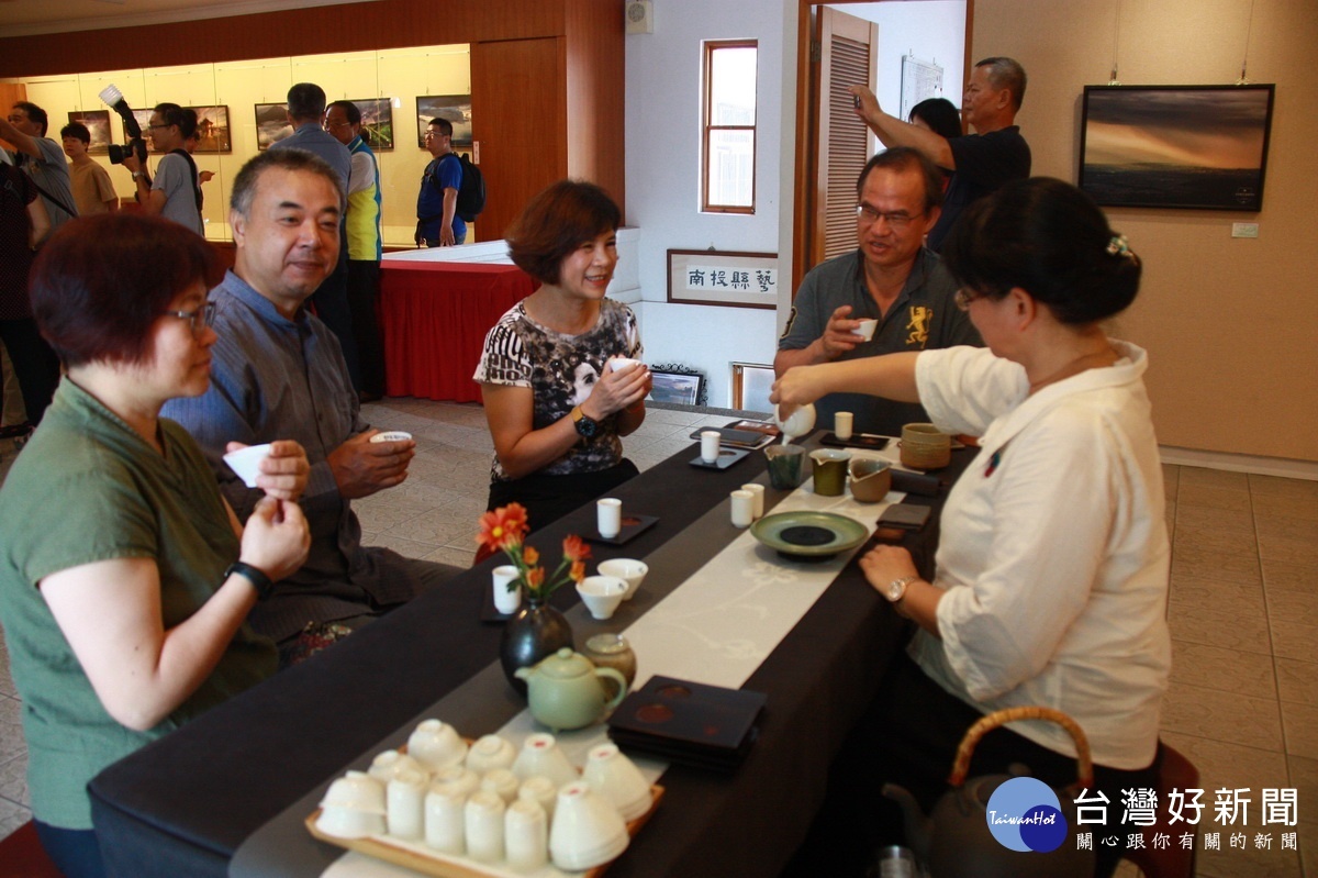 開幕茶會中鹿谷生活茶會設茶席。(記者扶小萍攝)
