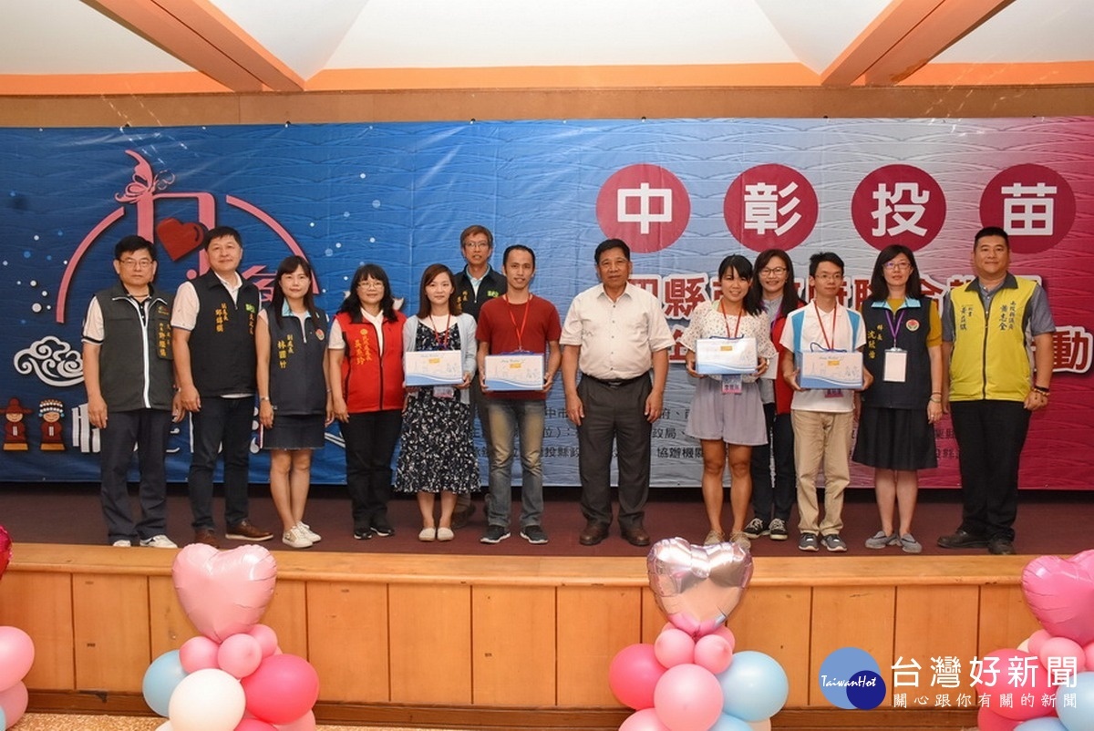 陳副縣長也特別致贈紀念品給4縣市代表,場面溫馨歡樂。