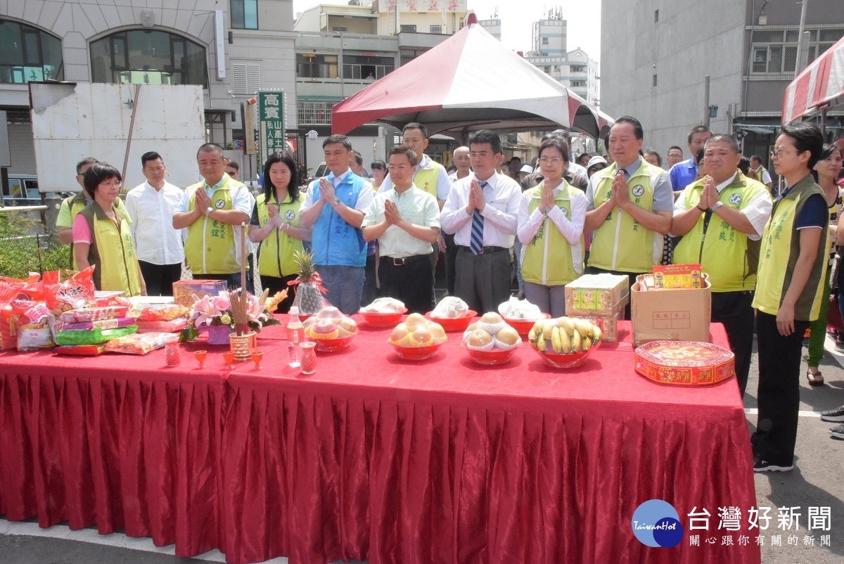 鹿港南分圳加蓋闢路工程動土，縣長魏明谷、鹿港鎮長黃振彥等人祈求工程順利。