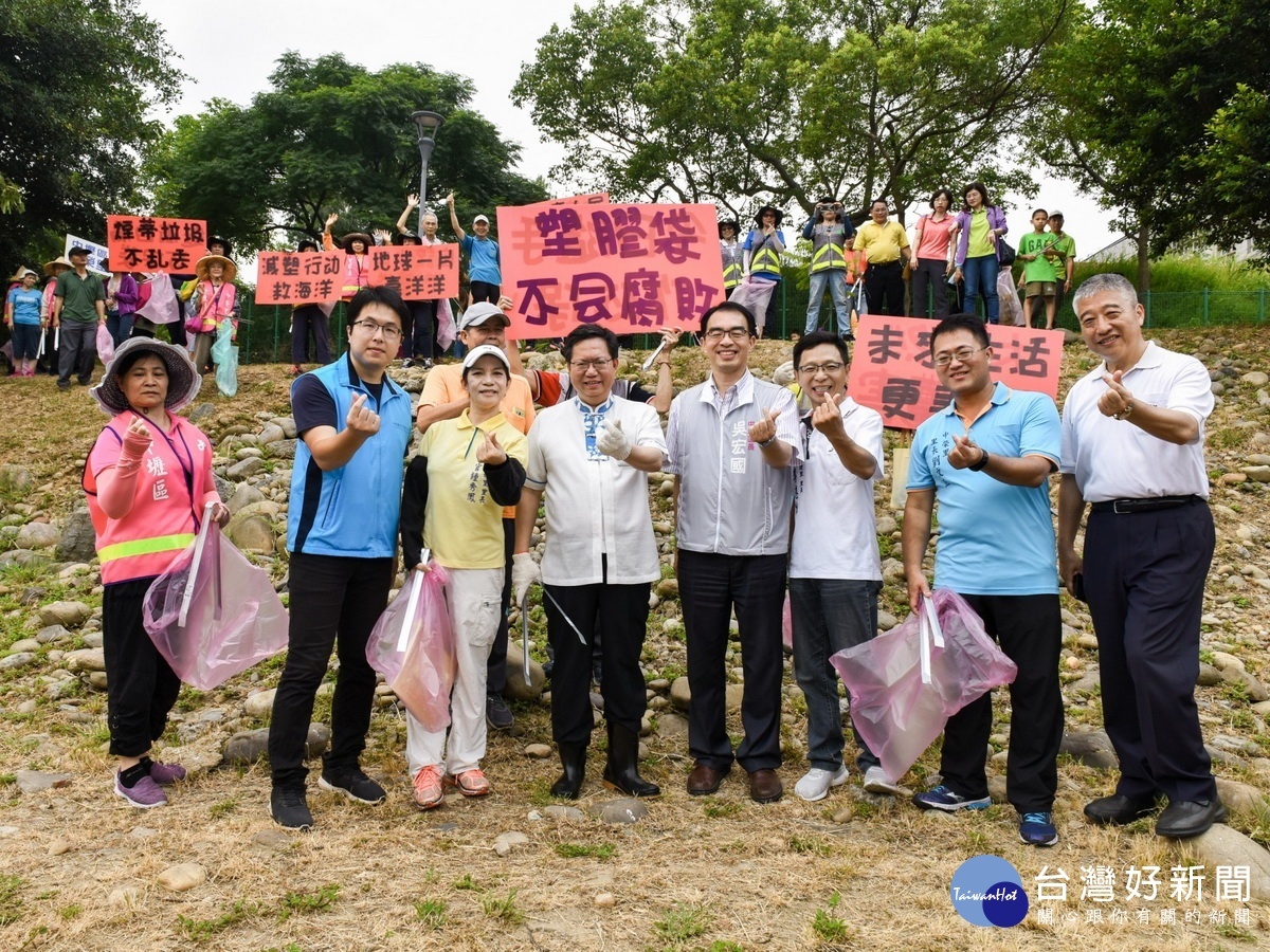 桃園市長鄭文燦也加入老街溪沿岸淨灘的活動。