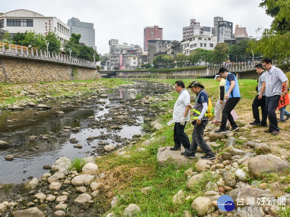 桃園市長鄭文燦查看老街溪沿岸狀況及水質情形。