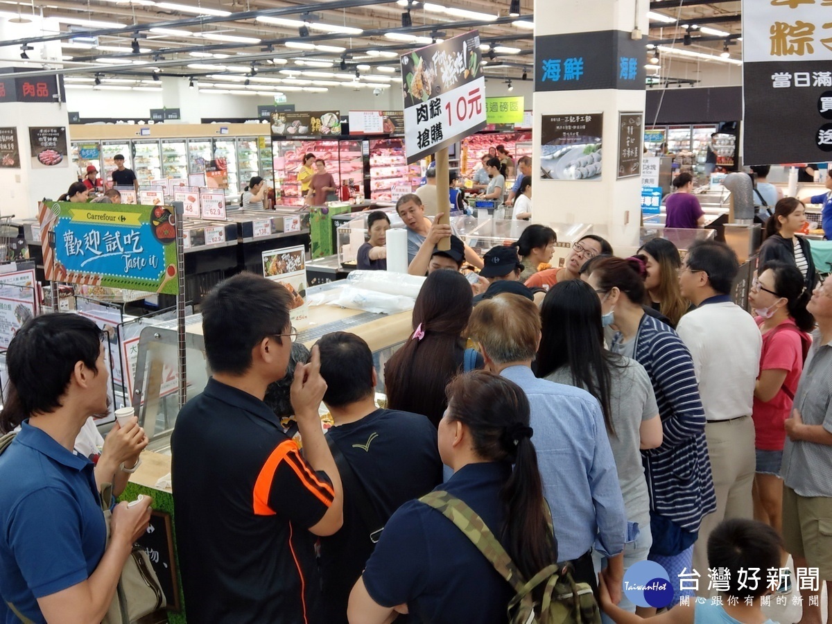 家樂福舉辦「Fun粽吃～粽子發表會」活動，10元銅板價吸引民眾搶購。