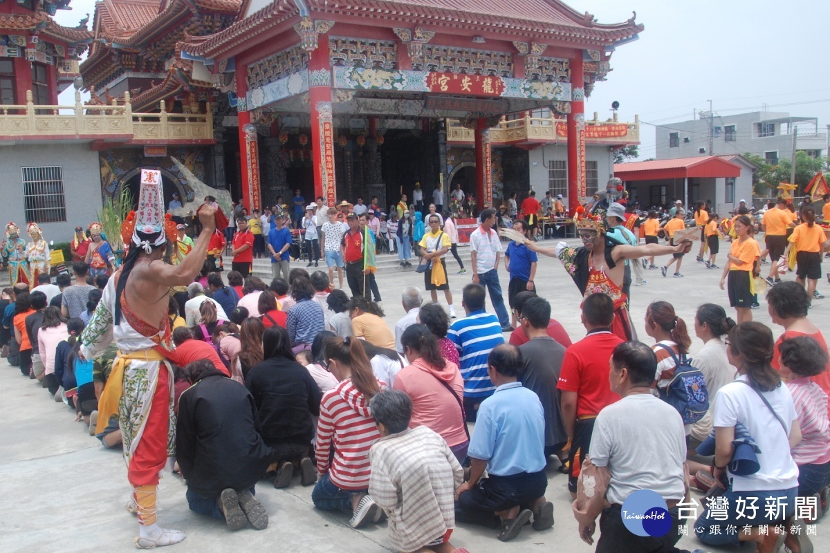 信眾跪地祈求八家將「交解」解厄。(圖/記者黃芳祿攝)