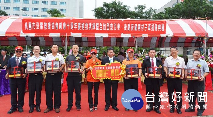 鄭文燦期勉他們能夠繼續為公益奉獻,為台灣土地帶來更多正能量。