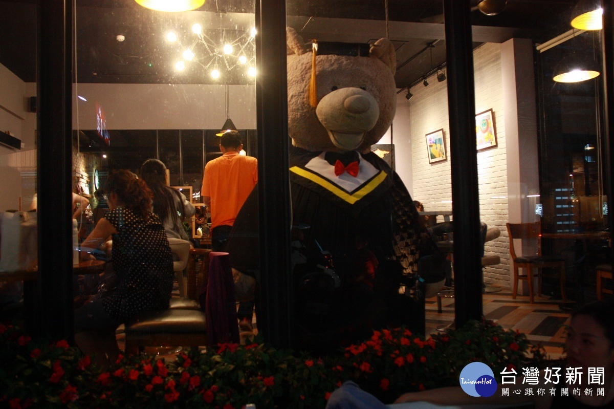 維客多櫥窗裡泰迪熊也穿上學士服吸引小朋友。（記者扶小萍攝）