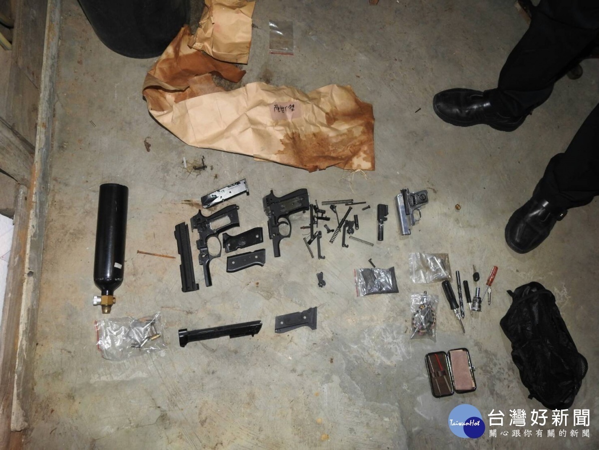 警方查獲安非他命1小包、吸食器3組、電子磅秤3台、藍波刀1把及空氣長槍1把，改造子彈、火藥、土製爆裂物、改槍工具等證物。
