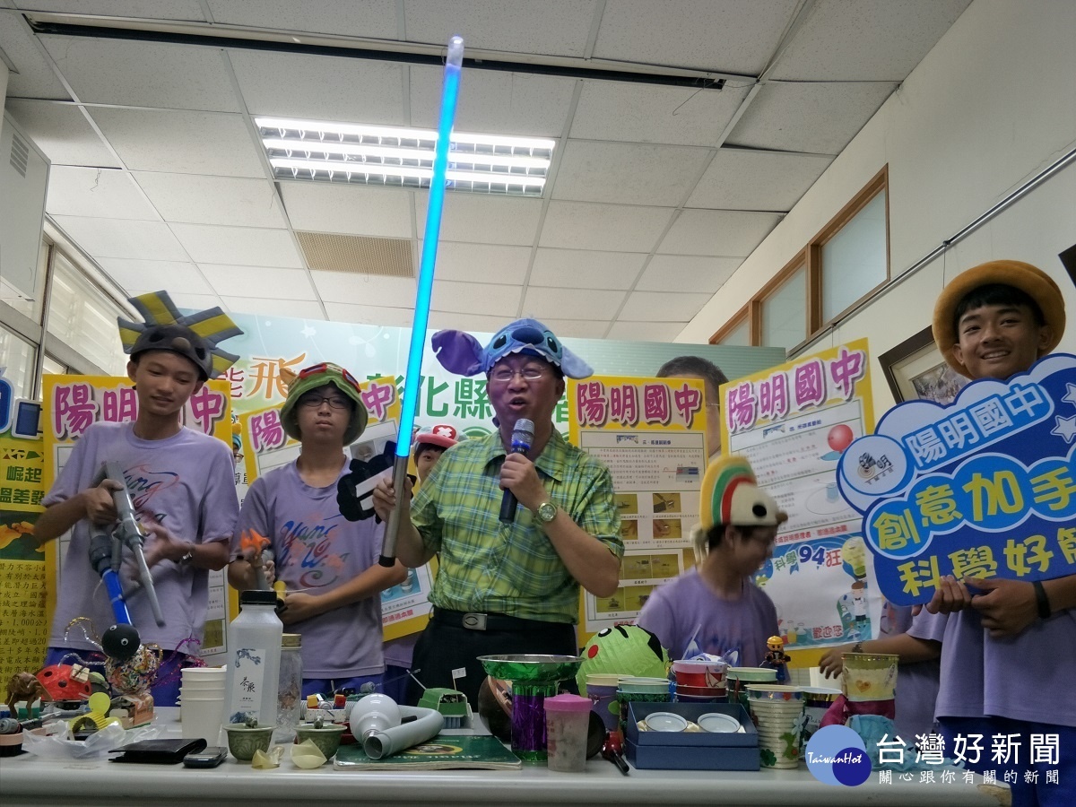 陽明國中由團隊指導老師與團隊一起秀「數理資優暑期科學營」。圖/記者鄧富珍攝