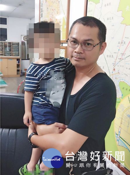 婦人偵訊時，稚童不停哭鬧，北港所暖男員警陳裕宏充當保母幫忙帶小孩，順利安撫孩童情緒。（記者陳昭宗拍攝）