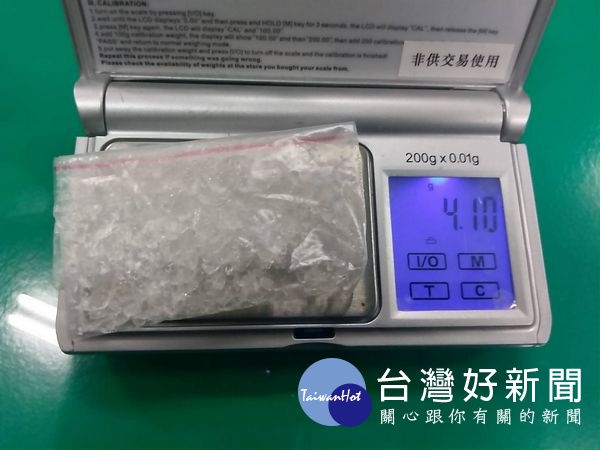 婦人因毒品案遭通緝,半夜開車遇警攔查,在隨身提袋內起出毒品安非他命,罪加一等。(記者陳昭宗拍攝)