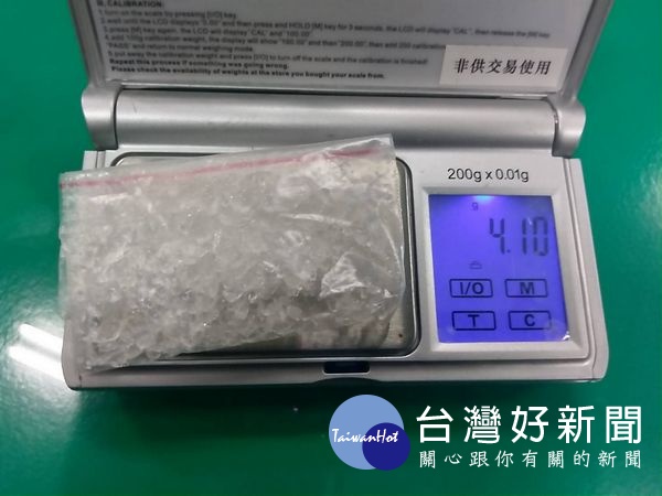 婦人因毒品案遭通緝，半夜開車遇警攔查，在隨身提袋內起出毒品安非他命，罪加一等。（記者陳昭宗拍攝）