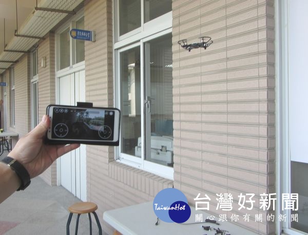 資訊科展出最近很「夯」的四軸飛行器,也擬定防治空氣污染、保護健康好辦法。(記者陳昭宗拍攝)