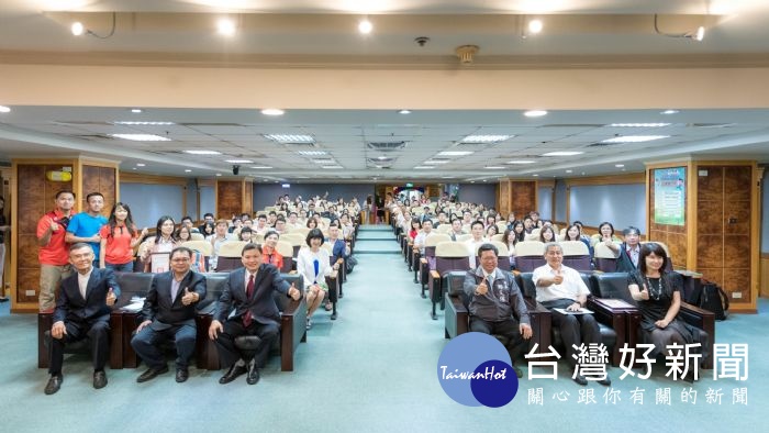 桃園市長鄭文燦在市府,出席「優質補教、愛心關懷」教育登階公益活動。