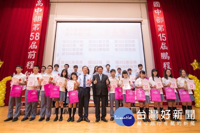 桃園市長鄭文燦,出席「桃園市六和高級中等學校國中部第15屆、高中部第58屆畢業典禮」。