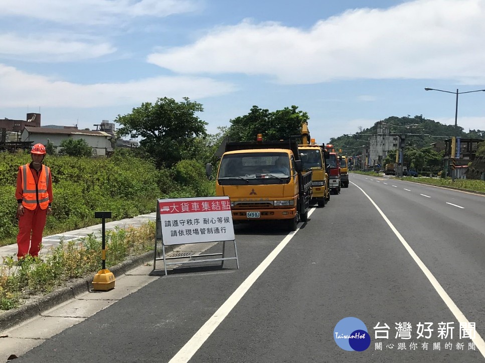 交通部公路總局提出在天災交通阻斷蘇花公路4小時以上,機車將藉由「定點集結」、指定時間內採「前導後護」的方式,允許機車行走東澳隧道。今(5)日公路總局便進行演練,測試機車、大貨車在管制下行走蘇花改「蘇澳-東澳」段的可行性。(圖/交通部公路總局第四區養護工程處)