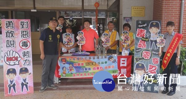 警方於捐血現場設攤宣導青春專案犯罪預防,並提倡廉能反貪政風,豐富活動內涵。(記者陳昭宗拍攝)