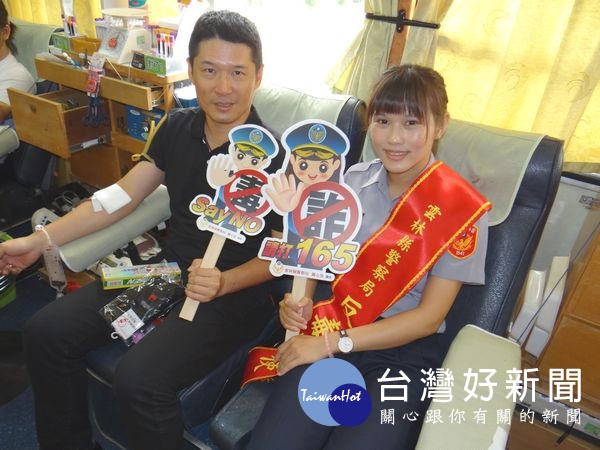 虎尾分局反毒大使施婕華向捐血民眾宣導反毒品、反幫派、反詐欺、反性剝削等青春專案犯罪預防四大主軸。(記者陳昭宗拍攝)