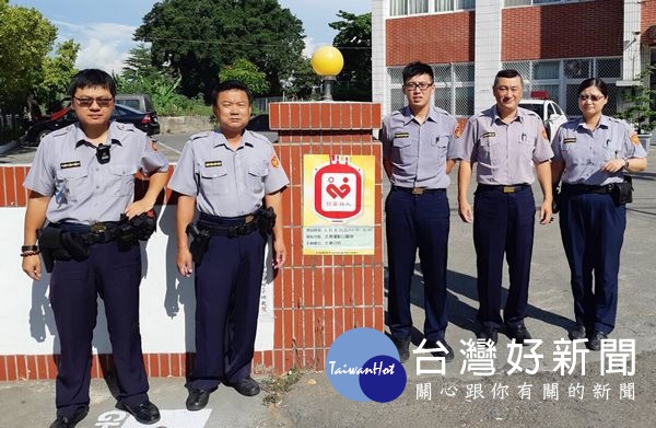 北港警方配合暑假將至,辦理首波青春專案宣導,還舉辦愛心捐血有獎徵答送安全帽好禮活動。(記者陳昭宗拍攝)