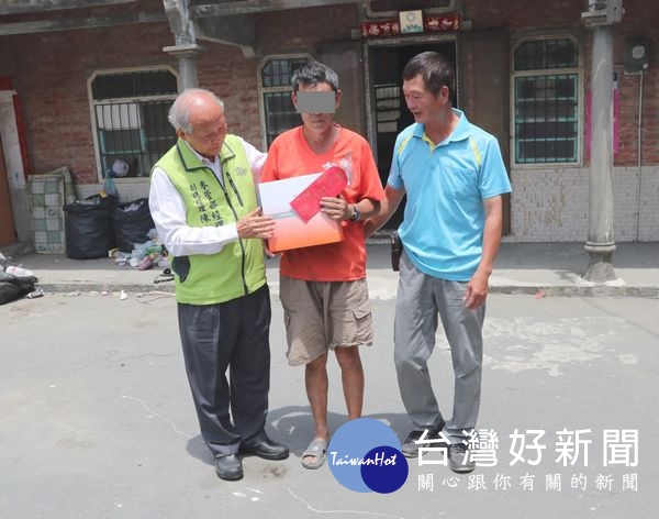 麥管部副總陳文仰(左1)親自攜帶製作完成的香包及禮金、禮品,前往關懷低收入戶家庭。
