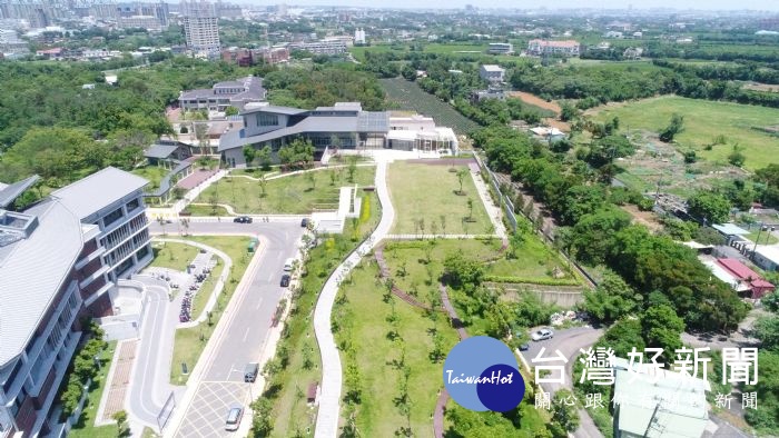 「桃園市立圖書館龍潭分館暨鄧雨賢台灣音樂紀念館新建工程」已於日前取得使用執照，今(107)年底前啟用為目標。