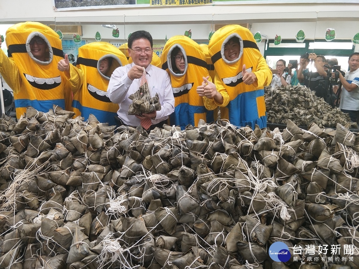 小兵立大功,愛心衝衝衝,彰化YMCA募集「萬顆」愛心粽,關懷弱勢家庭,彰化市長邱建富到場共襄盛舉。圖/記者鄧富珍攝