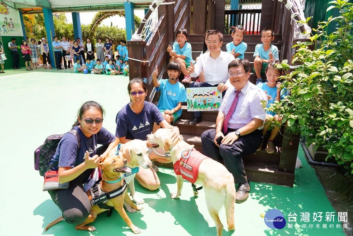 文德國小則是把導盲犬轉化成關懷「陪伴犬」，推展生命教育有成特色學校。