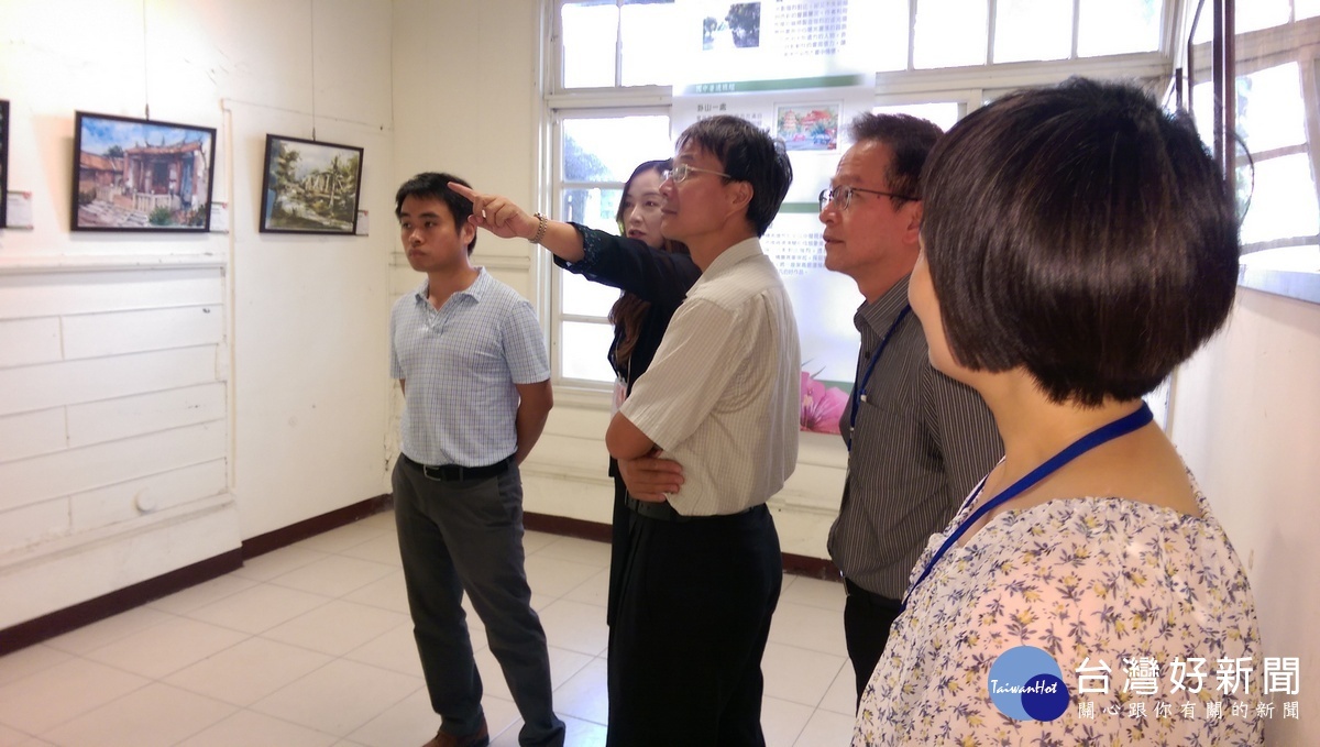 來賓參觀中部四縣市寫生比賽優勝作品巡迴展的作品,由專人導覽解說。〈記者吳素珍攝〉
