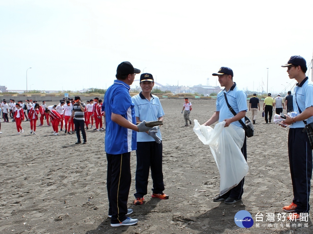 響應世界海洋日 海巡署北部分署舉辦淨灘活動