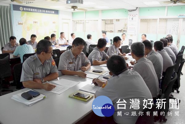 因應年底九合一大選,雲林縣警察局長許錫榮率刑警大隊長徐釗斌前往北港警分局辦理選前淨化治安座談會。(記者陳昭宗拍攝)