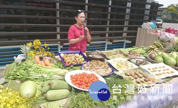 口湖遊客中心負責人蔡云姍介紹以在地最新鮮的食材,所烹調而成的升級版家常菜,邀遊客蒞臨品嘗。(記者陳昭宗拍攝)