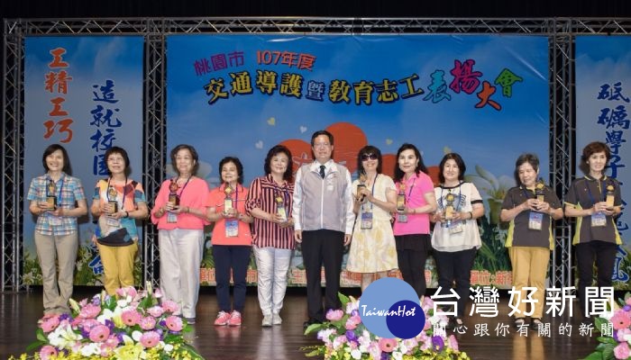 鄭市長表示,感謝導護志工和教育志工無私的奉獻,提供更安全、更友善的校園環境。
