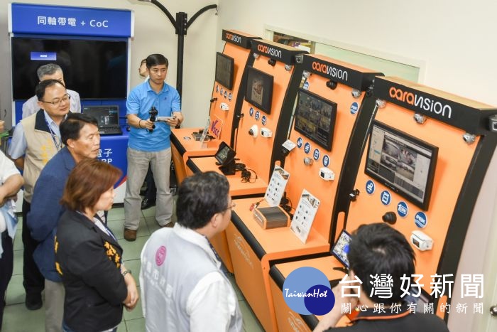 桃園市長鄭文燦前往八德區,參訪昇銳電子股份有限公司。
