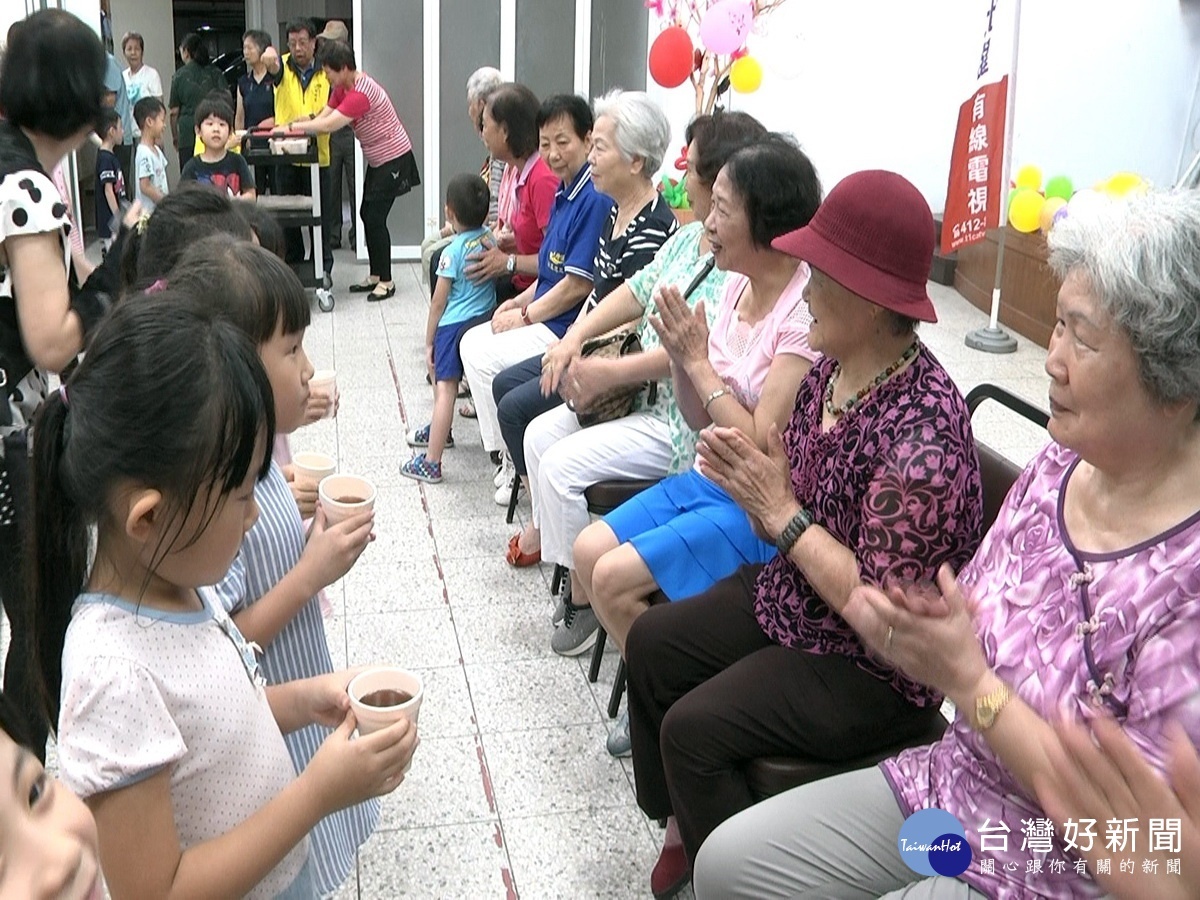 「銀髮戲鬧獅頭旺旺年」活動中,幼兒園的小朋友向銀髮長輩們奉茶。