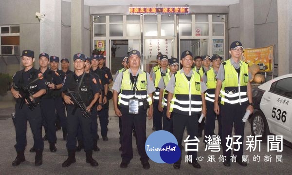 北港警方結合維安特勤中隊支援警力,由分局長廖志明主持專案聯合稽查暨擴大臨檢勤前教育。(記者陳昭宗拍攝)
