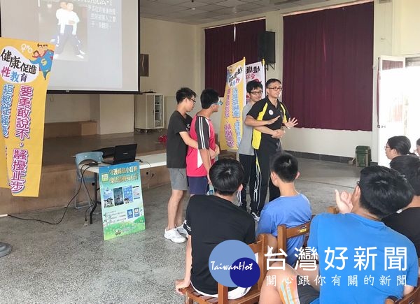 警方傳授簡易、實用的防身術,不僅教導學生如何自保,也灌輸自我防衛的意識。(記者陳昭宗拍攝)