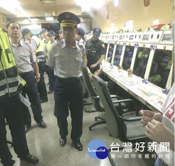 分局長廖志明勤教及任務提示後,率領聯合稽查小組,針對轄內列管妨害少年、兒童身心健康場所執行臨檢查察。(記者陳昭宗拍攝)