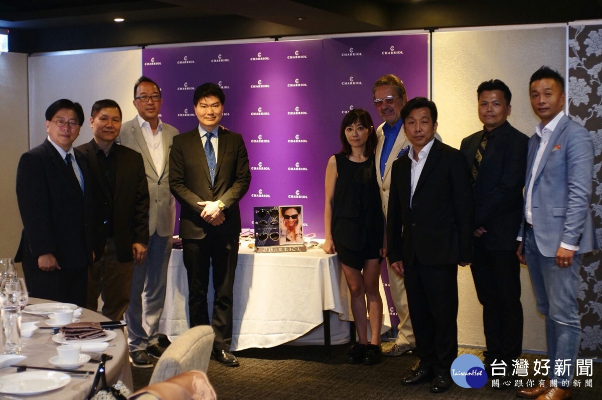 左到右 寶島總經理林俊雄、香港品牌經理馬先生、夏利豪亞洲區行政總監、小林眼鏡總經理張騰達、L00p雜誌郭小姐、夏利豪、代理商創寶眼鏡董事長黃文澤、仁愛眼鏡副理施己東、Single精品眼鏡總經理林倍賢。(圖/創新聯合國際整合行銷)