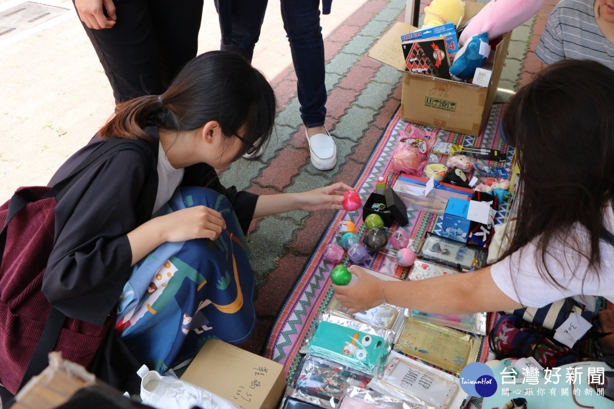 學生選購二手市集物品。