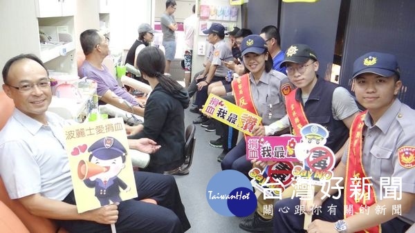 分局長廖志明(左)親率同仁挽袖捐熱血,希望能拋磚引玉,鼓勵民眾共同發揮捐血送愛心理念。(記者陳昭宗拍攝)