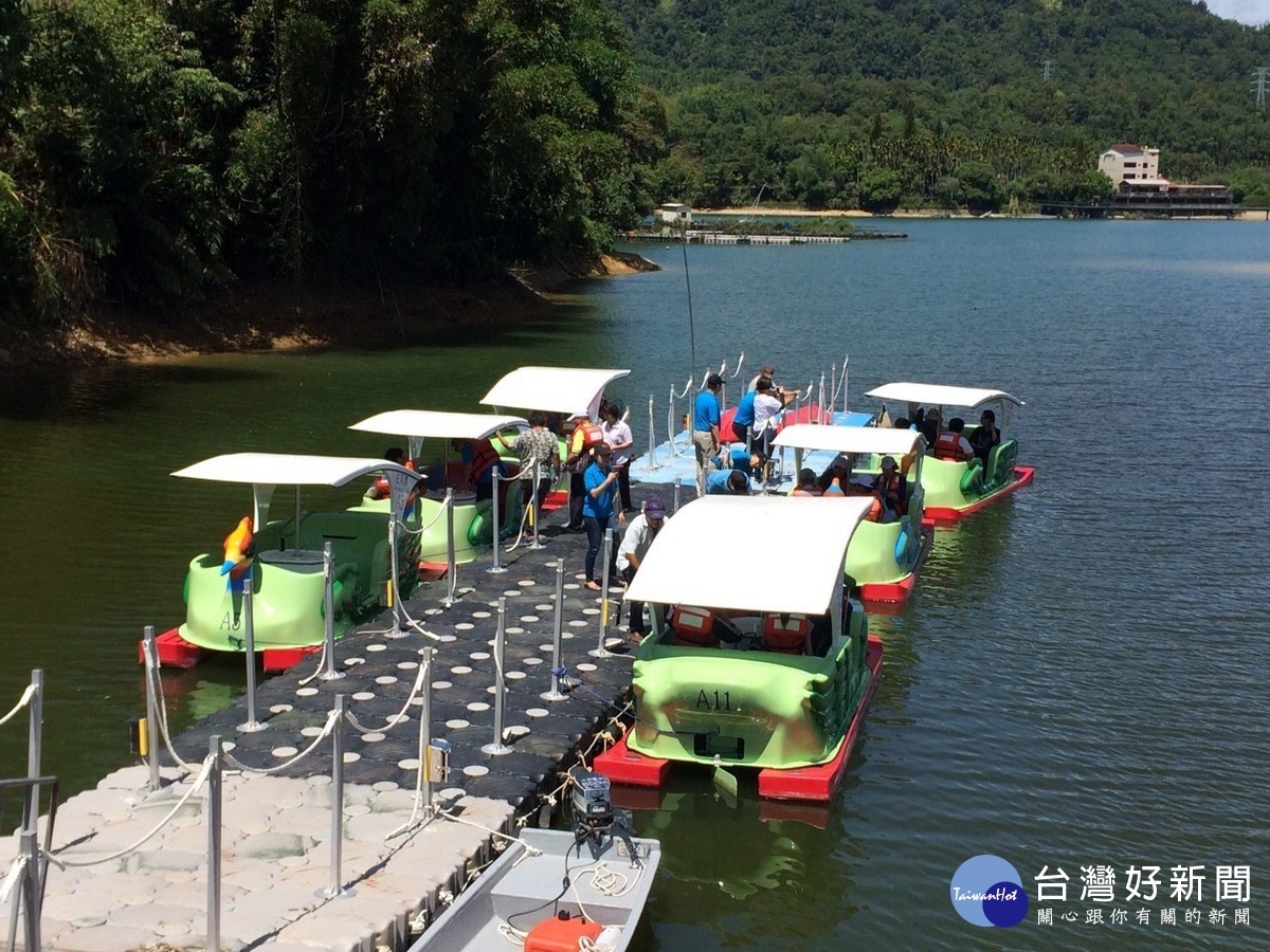 南投縣日月潭水上觀光遊憩發展協會出動水上電動腳踏船淨湖。