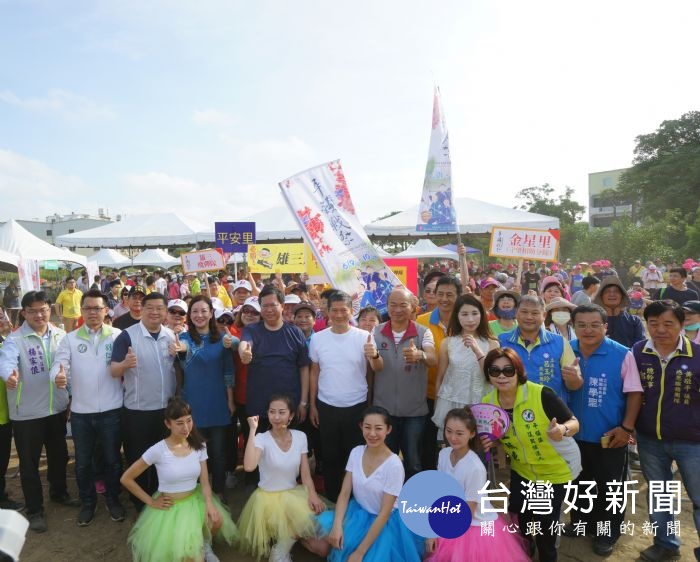 桃園市長鄭文燦與客委會李永得主委(前排站立者右六)等貴賓,共同揭開平鎮戰祭序幕。